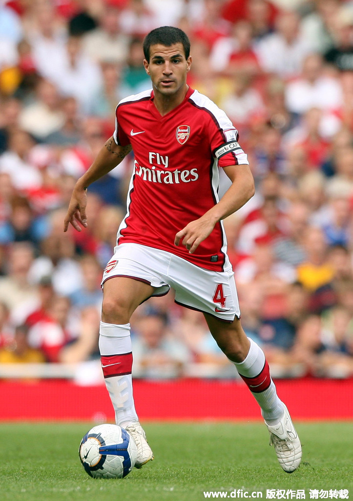 人行道上骑车容易打滑，老哥这么戴头盔，就是在糊弄自己啊（人行道骑车易打滑，这样戴头盔等于自欺欺人）