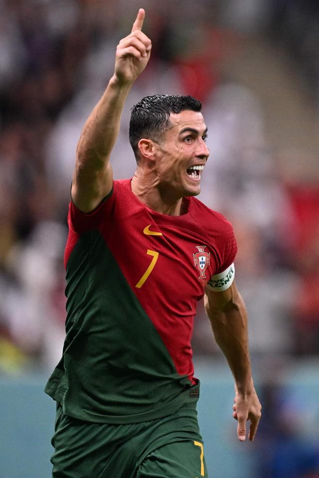 紧跟时事，韩国艺人在热刺vs纽卡看台模仿酷玩乐队观众出轨（紧跟热点：韩国艺人现身热刺vs纽卡看台，模仿酷玩演唱会“观众出轨”梗）