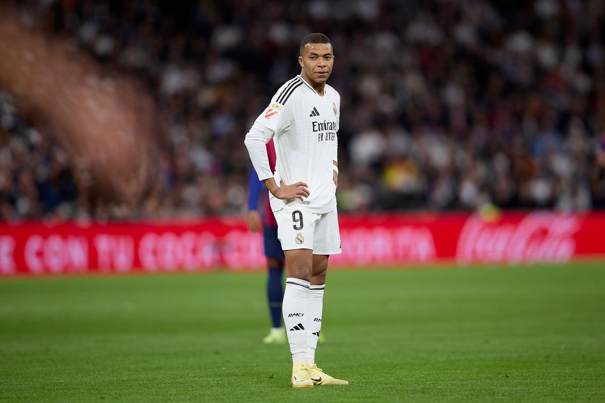 上海海港夺冠背后是穆斯卡特的战略放弃与坚守，成功卫冕中超冠军。（从战略取舍到坚守底线，穆斯卡特助上海海港完成中超卫冕）