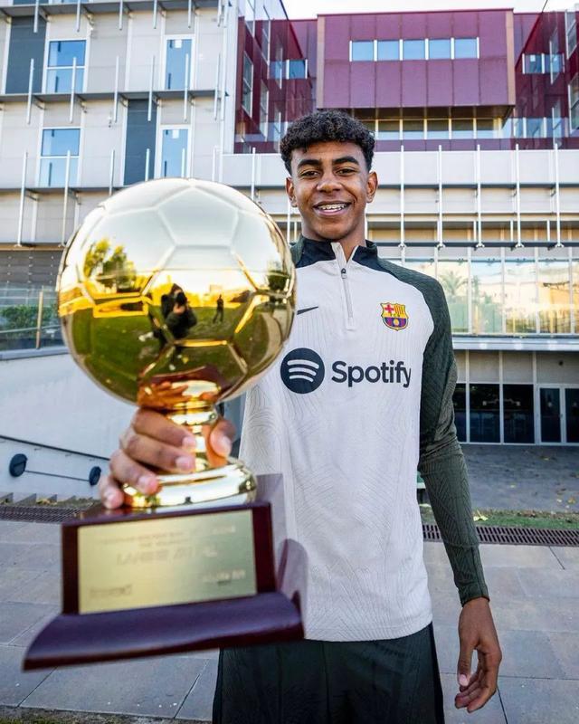 League Awards颁奖：Chovy年度最佳选手，Tarzan LPL最佳（League Awards结果出炉：Chovy荣膺年度最佳，Tarzan加冕LPL最佳）