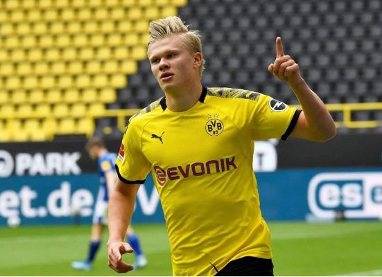 梅西夺冠后发动态庆祝！始终强调团队！还感谢工作人员和管理层！（梅西夺冠后发文庆祝：强调团队并致谢工作人员与管理层）