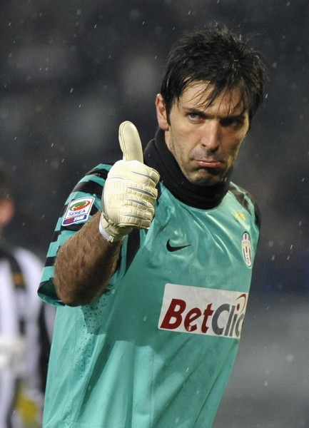 足球报：浙江队花4亿是谣言；韦世豪、李磊先后来做康复（足球报辟谣：浙江队4亿投入不属实，韦世豪、李磊先后进行康复）