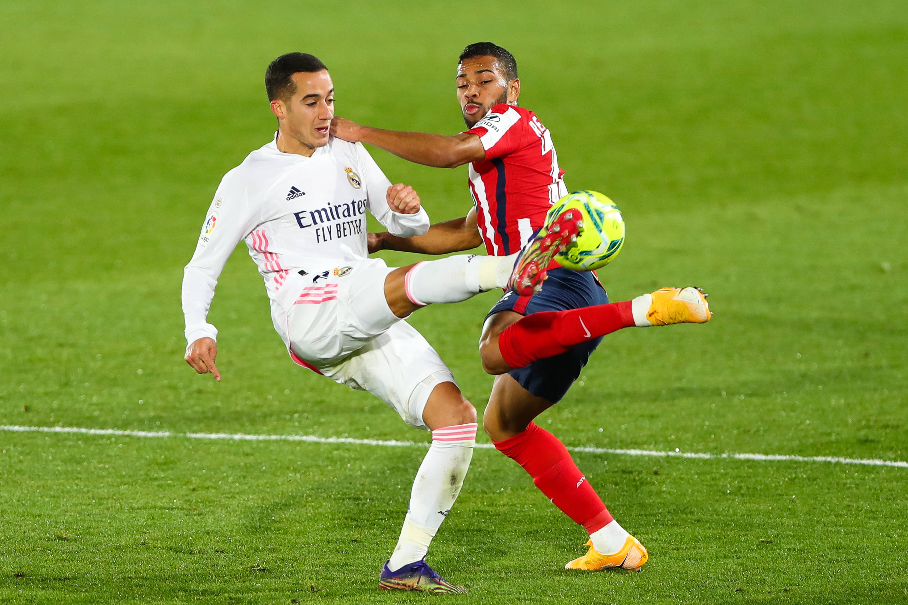 詹姆斯背身单打得分，引领球队节奏（詹姆斯背打取分，掌控比赛节奏）