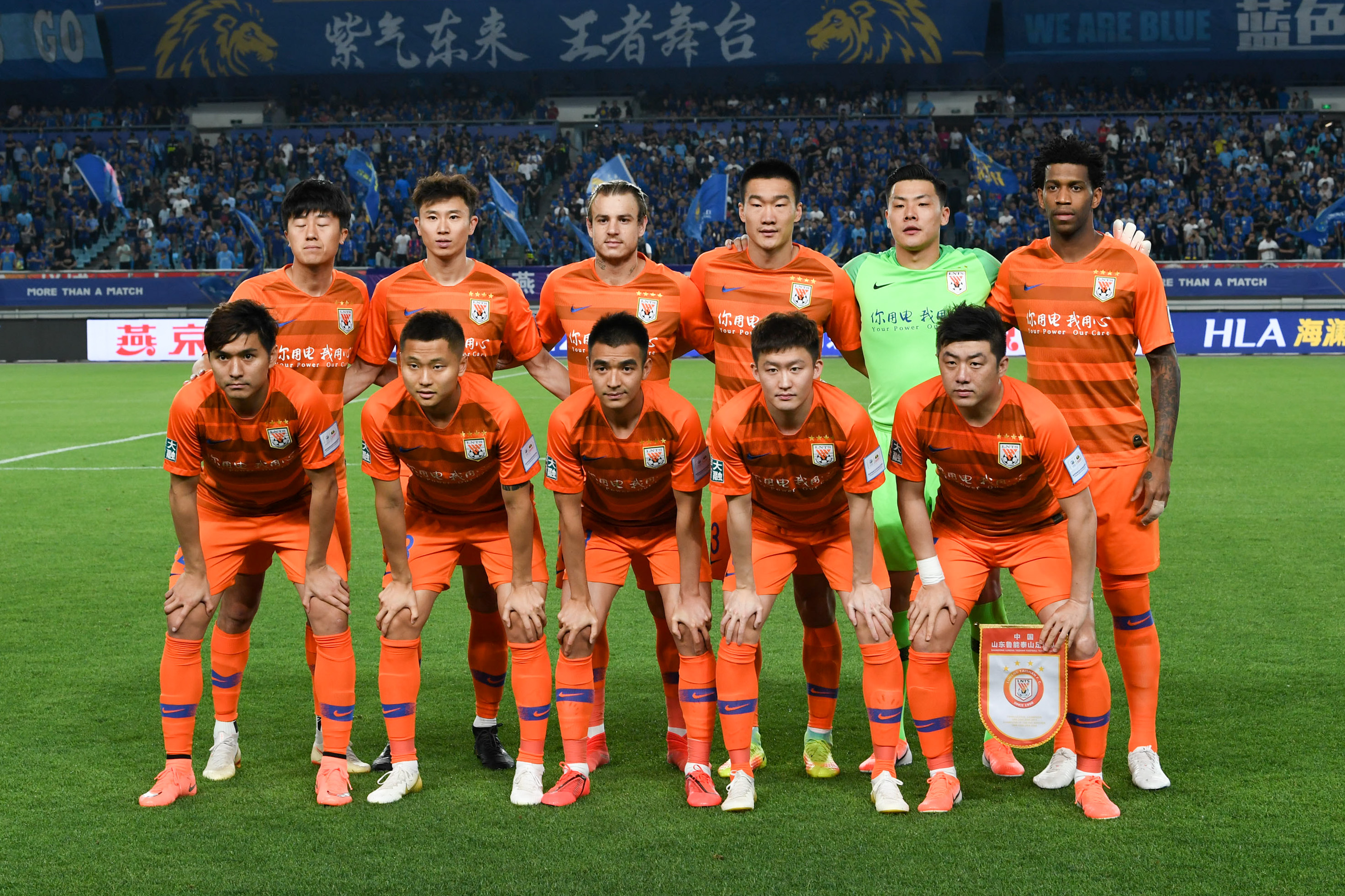 中外友人嗨玩匹克球（中外朋友畅享匹克球乐趣）